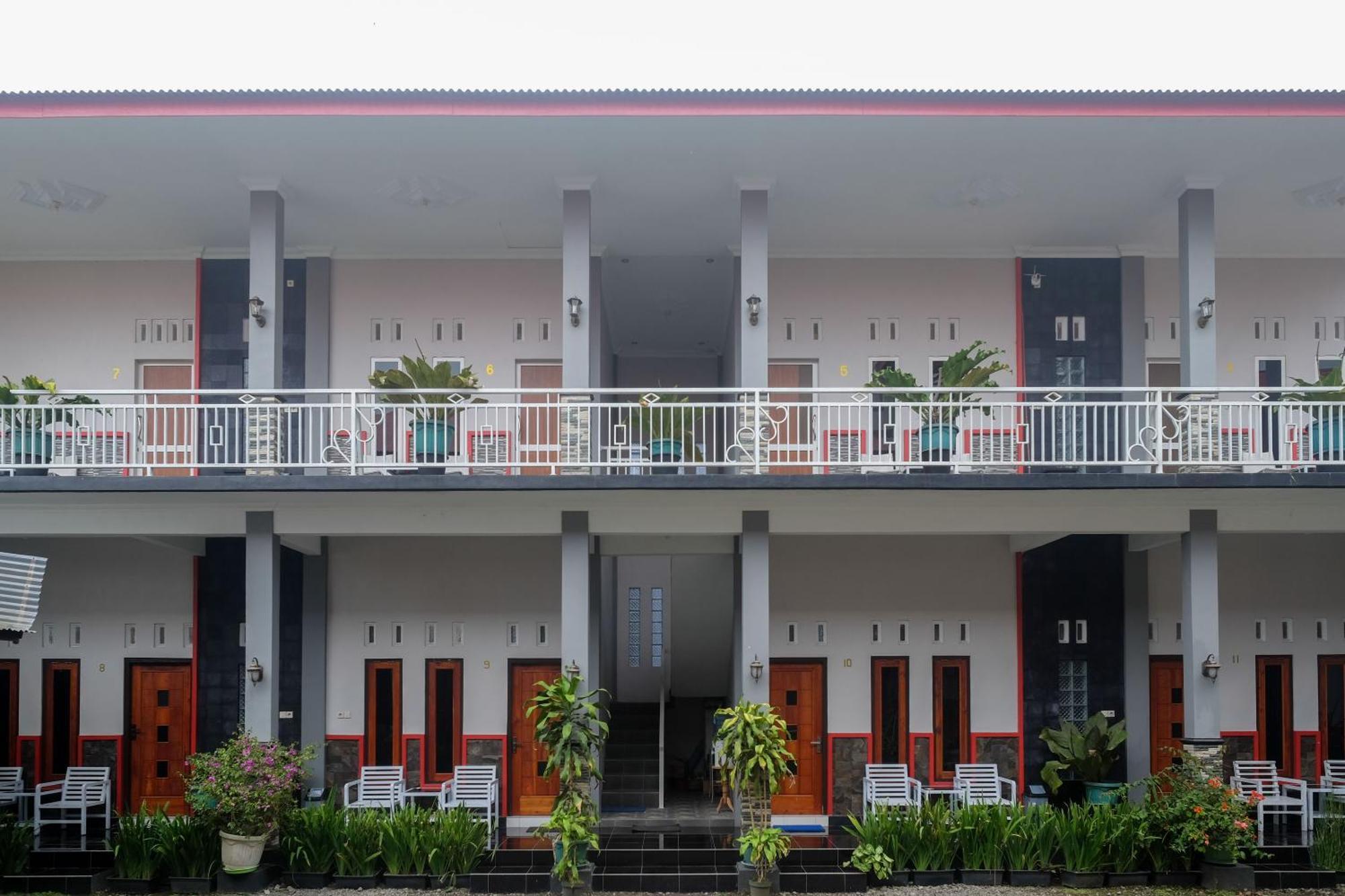 OYO 90687 Maharatu Homestay Wonosobo Bagian luar foto
