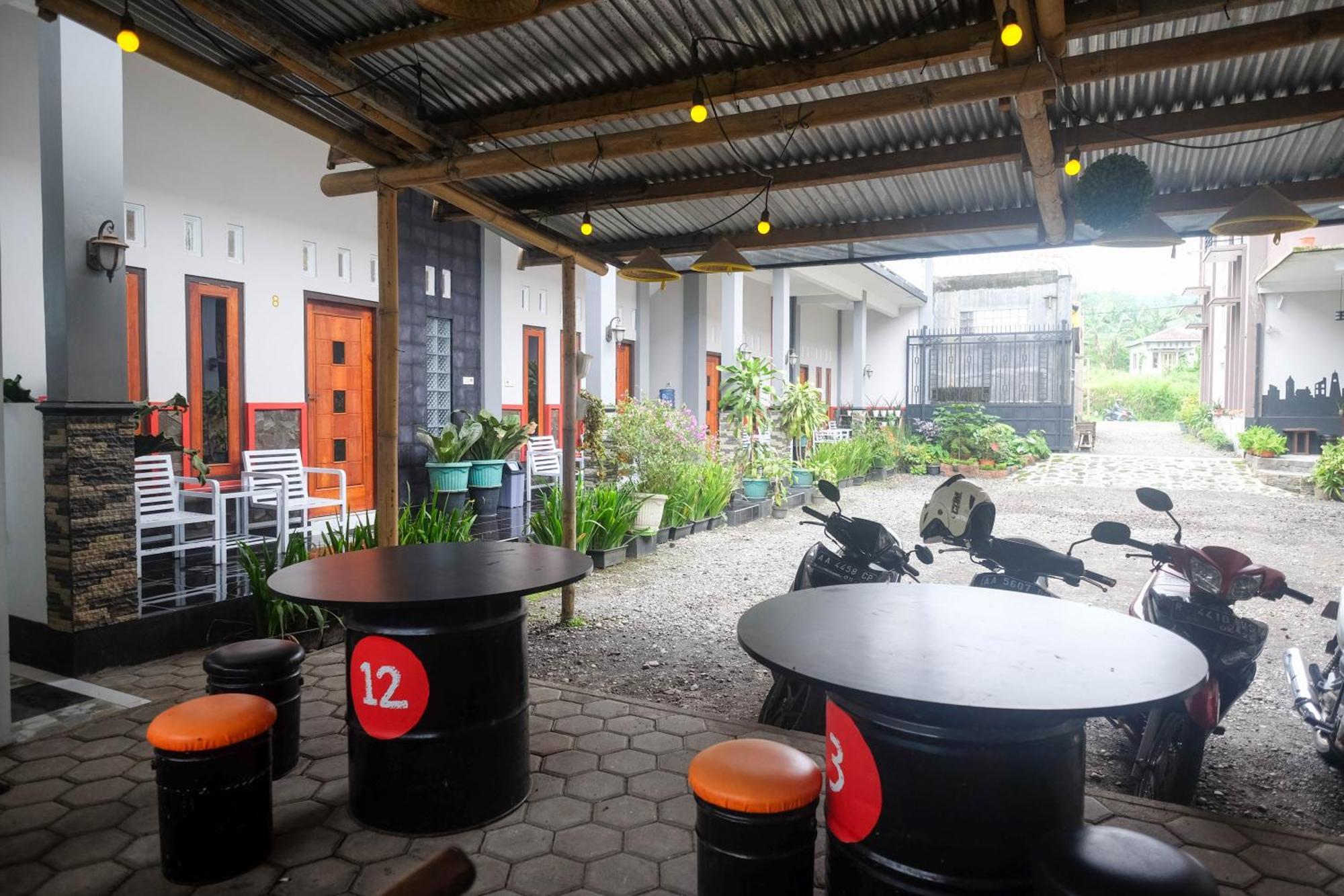 OYO 90687 Maharatu Homestay Wonosobo Bagian luar foto